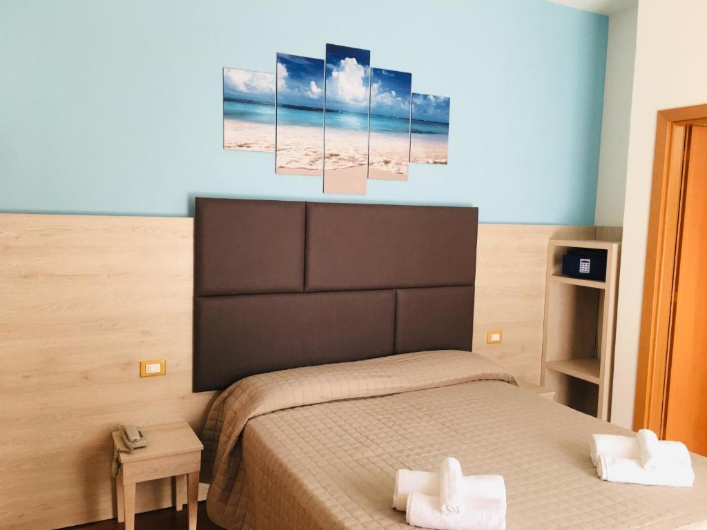 Postel nebo postele na pokoji v ubytování Hotel Monica