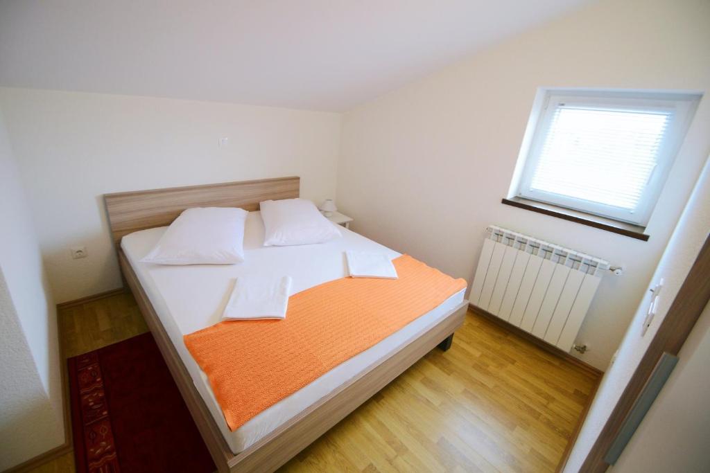 Łóżko lub łóżka w pokoju w obiekcie Apartments Rajic