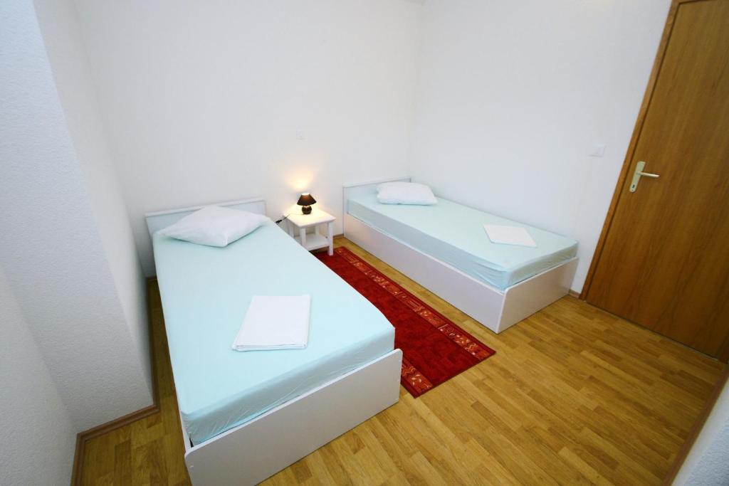 Łóżko lub łóżka w pokoju w obiekcie Apartments Rajic
