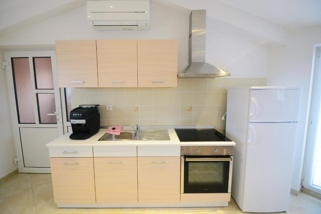 Kuchnia lub aneks kuchenny w obiekcie Apartments Rajic