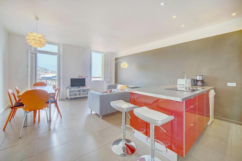 une cuisine et un salon avec une table et des chaises dans l'établissement IMMOGROOM - SEA View on the Port - Next to the beaches - AC - Wifi, à Cannes