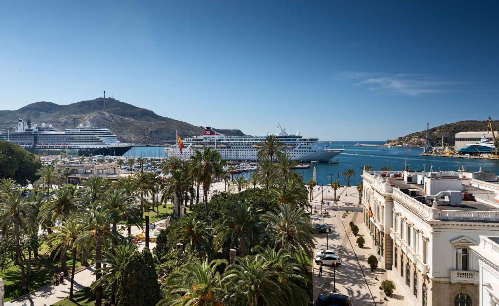 uma vista para um porto com navios de cruzeiro na água em Hotel Cartagena Puerto em Cartagena