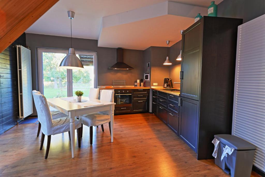 uma cozinha com uma mesa branca e cadeiras em Haus Johannes em Deudesfeld