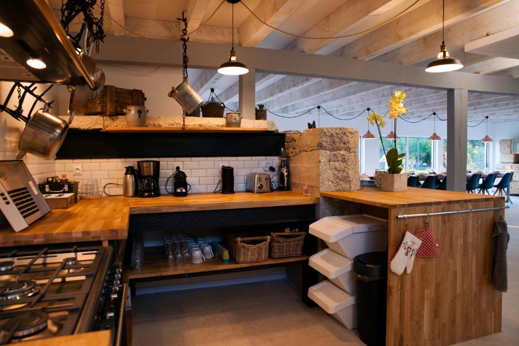 uma cozinha com balcões de madeira e um forno com placa de fogão em Domaine des 4Roses -SPA et sérénité em Furdenheim