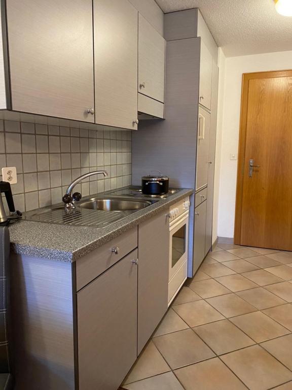 Kuchyň nebo kuchyňský kout v ubytování St Martin Apartments
