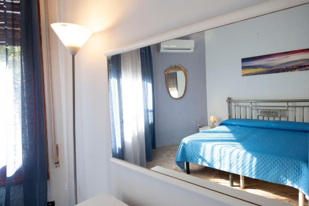 Posteľ alebo postele v izbe v ubytovaní Villa Faro a pochi passi dalla spiaggia