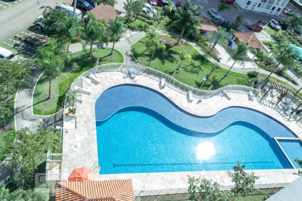 einen Blick über den Pool eines Resorts in der Unterkunft Minha Praia in Rio de Janeiro