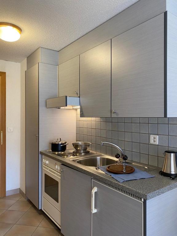 Kuchyň nebo kuchyňský kout v ubytování St Martin Apartments