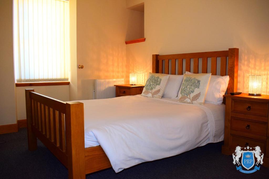 A bed or beds in a room at Two Bedroom Town Centre Apartment