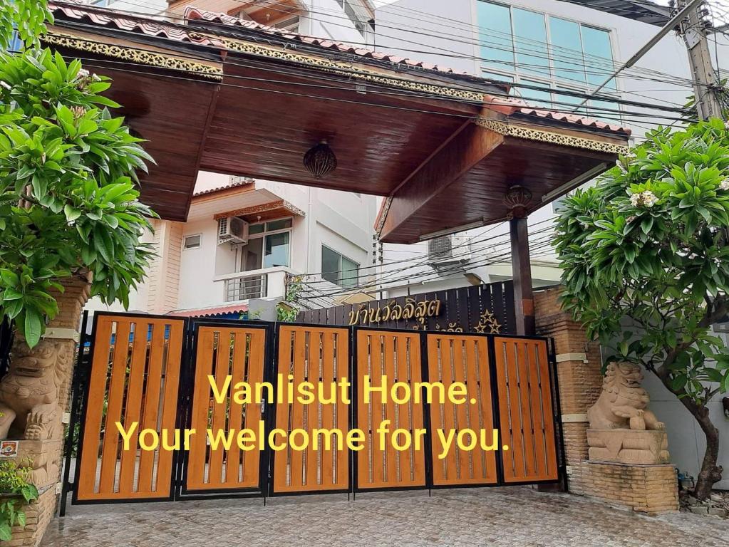 Una puerta con una señal que lee vándalos a casa tu bienvenida para ti en Vanlisut Hotel Ngamwongwan, en Nonthaburi