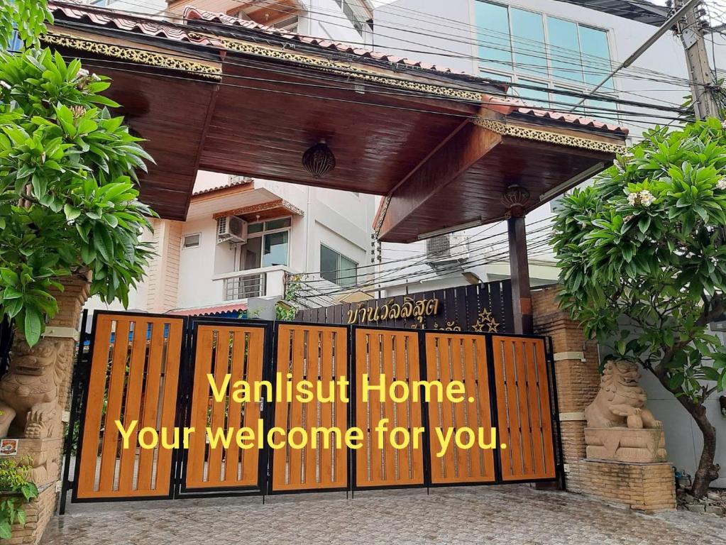 ein Tor mit einem Schild, auf dem Vandalen zu Hause sind Ihr Empfang für Sie in der Unterkunft Vanlisut Hotel Ngamwongwan in Nonthaburi