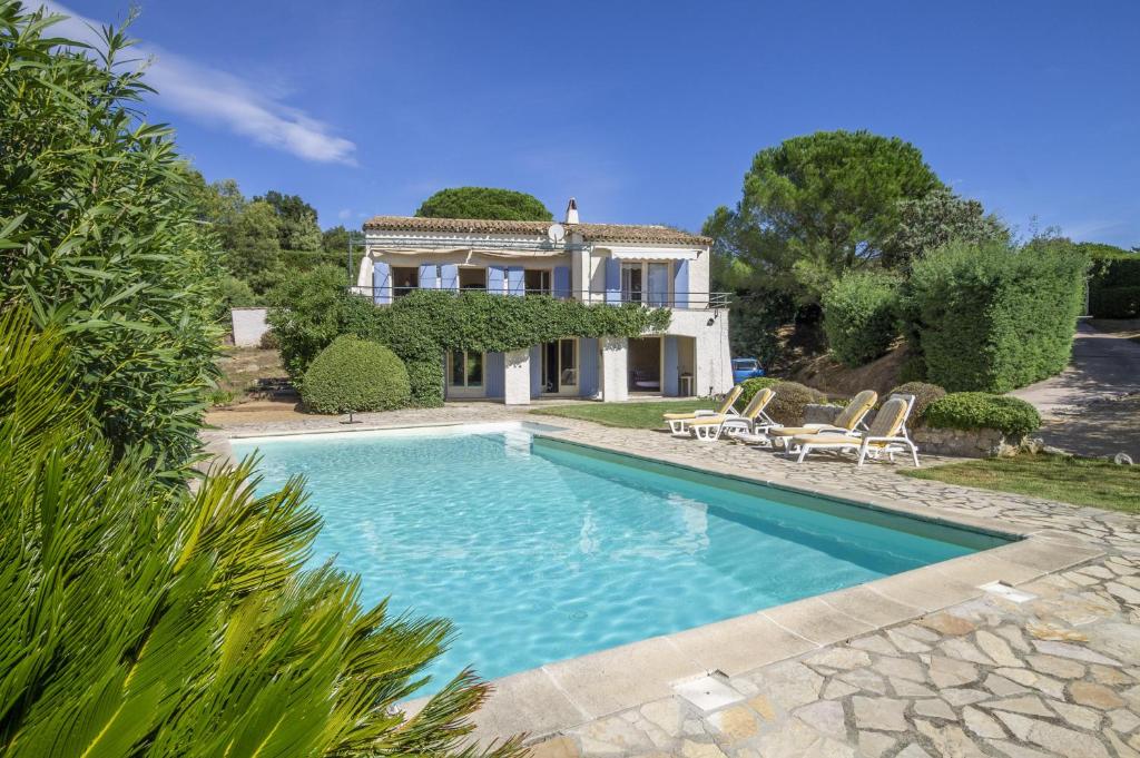 une vue extérieure d'une villa avec piscine dans l'établissement Mouramour, à Grimaud