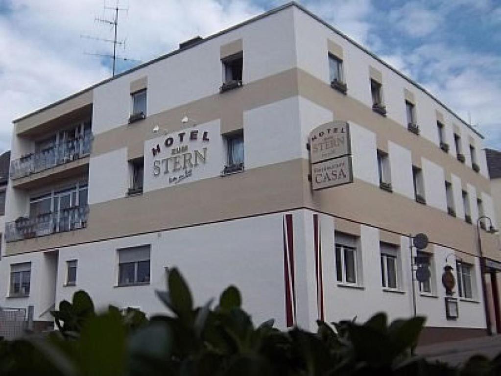 een wit gebouw met een bord aan de zijkant bij Hotel zum Stern in Schweich