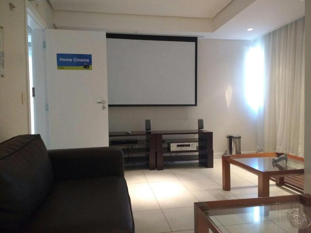 Apartamento em condomínio-clube perto de tudo.
