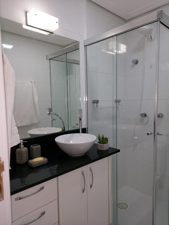  Apartamento em condomínio-clube perto de tudo.