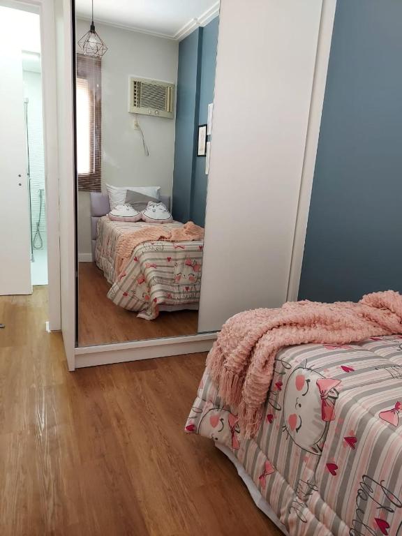  Apartamento em condomínio-clube perto de tudo.