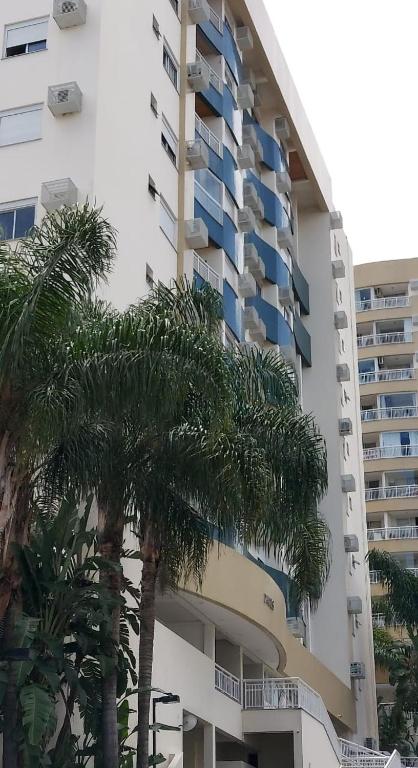 Apartamento em condomínio-clube perto de tudo.