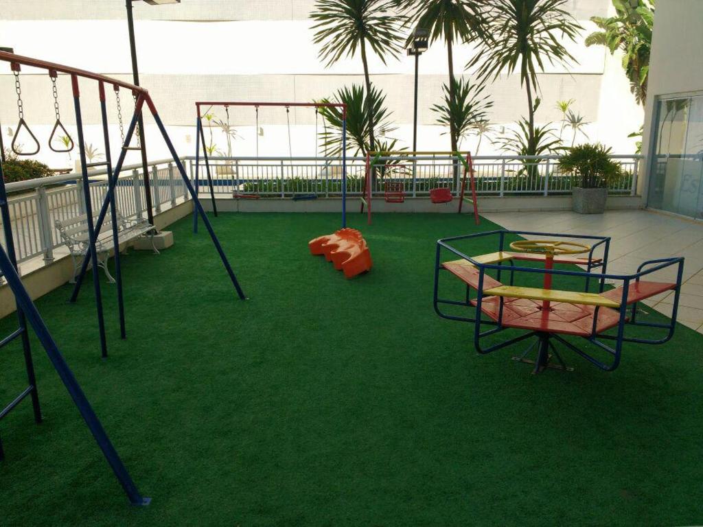  Apartamento em condomínio-clube perto de tudo.