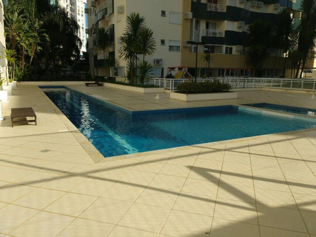  Apartamento em condomínio-clube perto de tudo.
