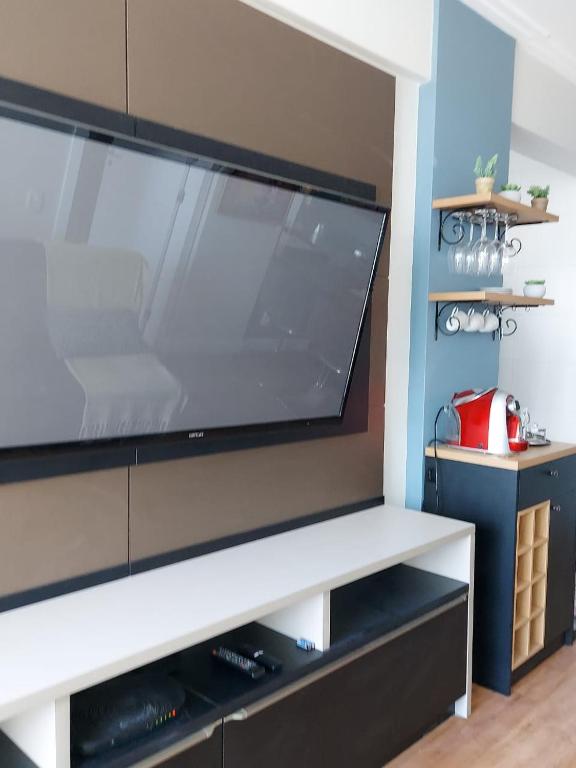  Apartamento em condomínio-clube perto de tudo.
