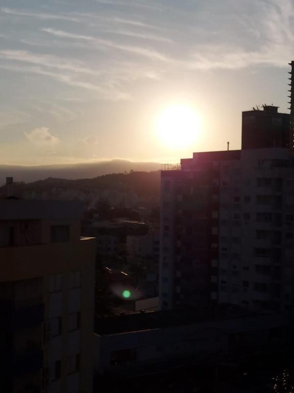  Apartamento em condomínio-clube perto de tudo.