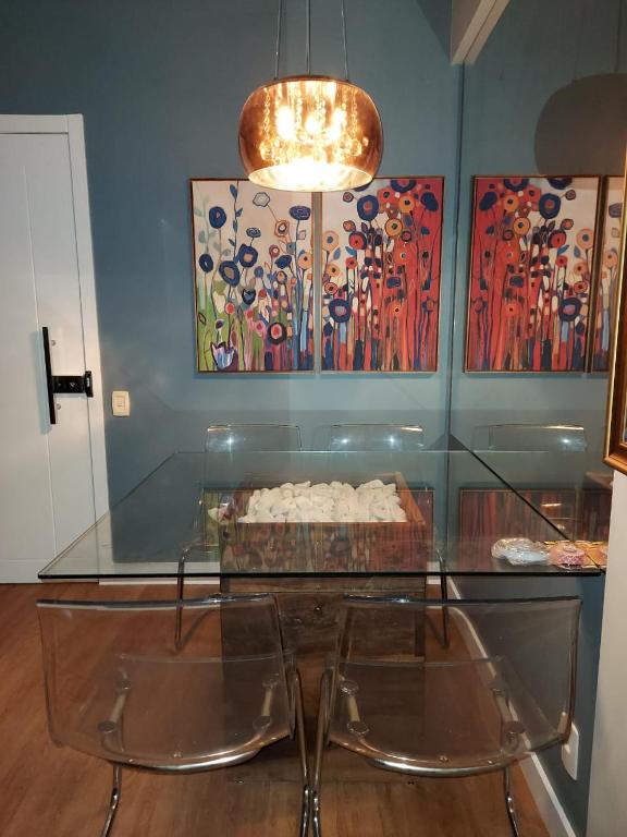  Apartamento em condomínio-clube perto de tudo.