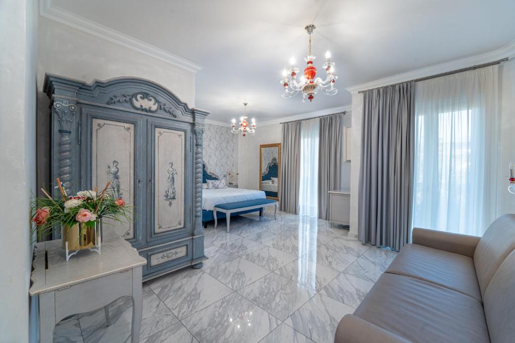 Hotel Colomba D'Oro في تروبيا: غرفة معيشة مع سرير وأريكة