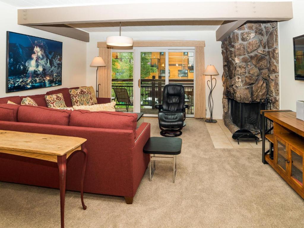 Зона вітальні в Lift One - Mountain-side, 1 Bedroom, Stylish Remodel With View Of Aspen Mountain