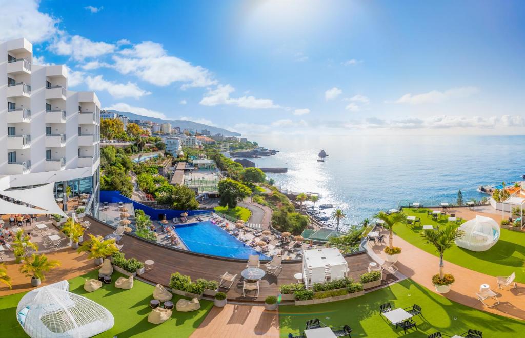 uma vista aérea de um resort e do oceano em Hotel Baia Azul no Funchal