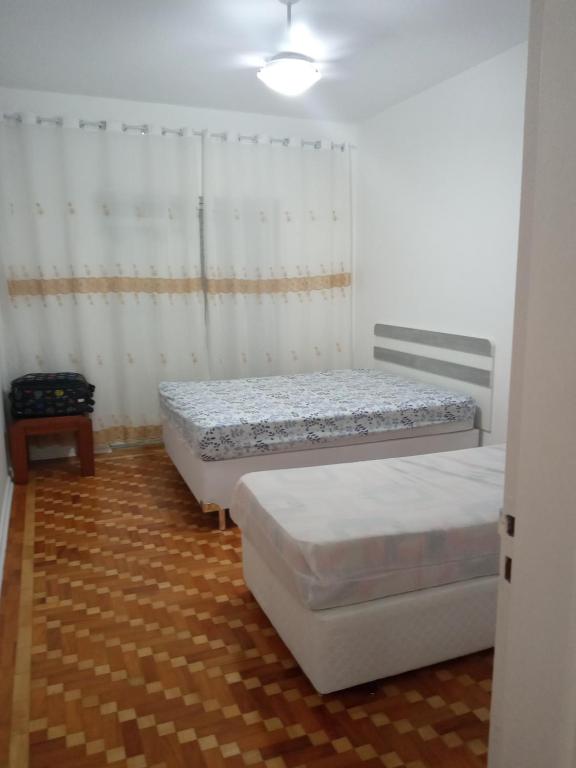  Lindo apartamento amplo e aconchegante acomoda ate 8 pessoas todo reformado situado na praia da Enseada umas das mais belas da cidade