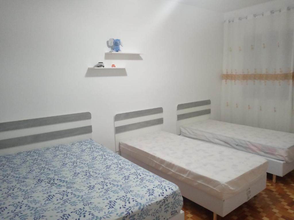  Lindo apartamento amplo e aconchegante acomoda ate 8 pessoas todo reformado situado na praia da Enseada umas das mais belas da cidade