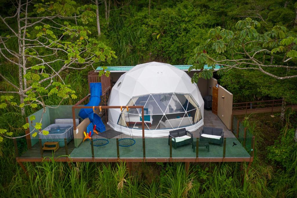 una imagen de una tienda redonda con parque infantil en Chira Glamping Monteverde, en Monteverde