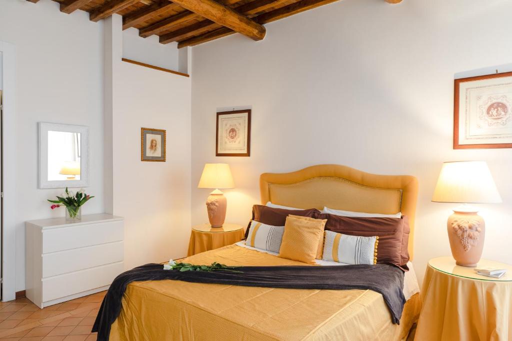 1 dormitorio con 1 cama con 2 lámparas en las mesas en Relais Rasella 47, en Roma