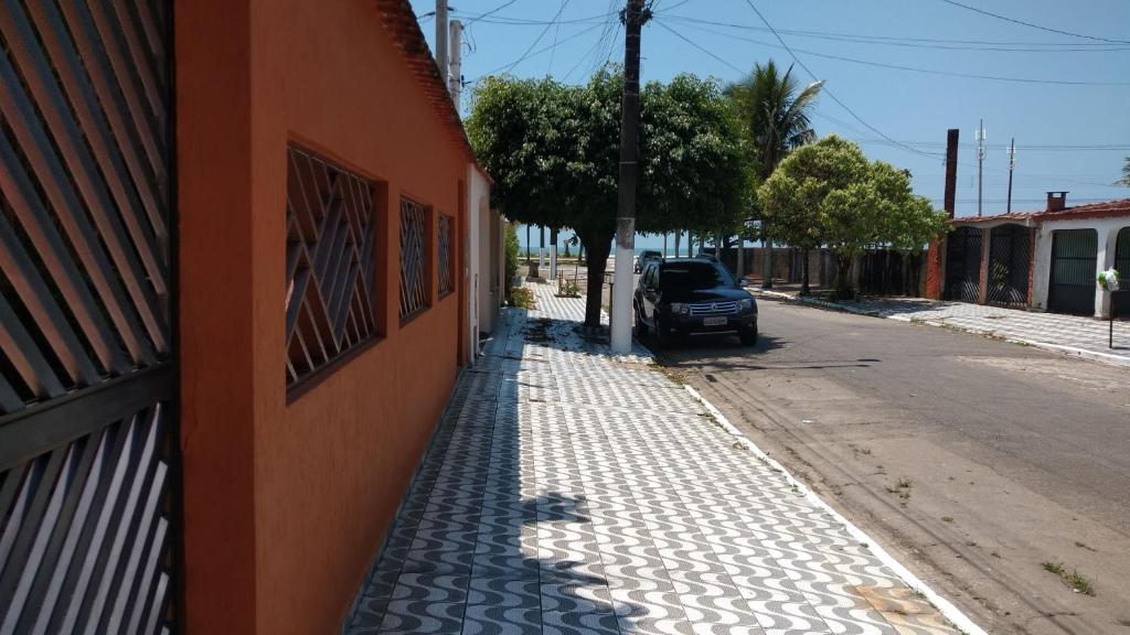a street with a car parked on the side of a building at Casa de Praia a Beira Mar no Melhor Bairro da Praia Grande (Balneário Flórida - Litoral Sul/SP) in Praia Grande