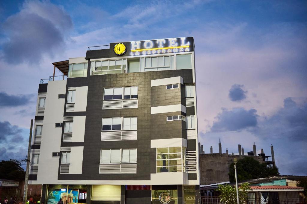 un bâtiment avec un panneau d'hôtel en haut dans l'établissement Hotel La Esperanza, à Carthagène des Indes