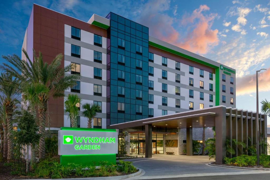 una rappresentazione di un hotel con un edificio di Wyndham Garden Orlando Universal / I Drive a Orlando