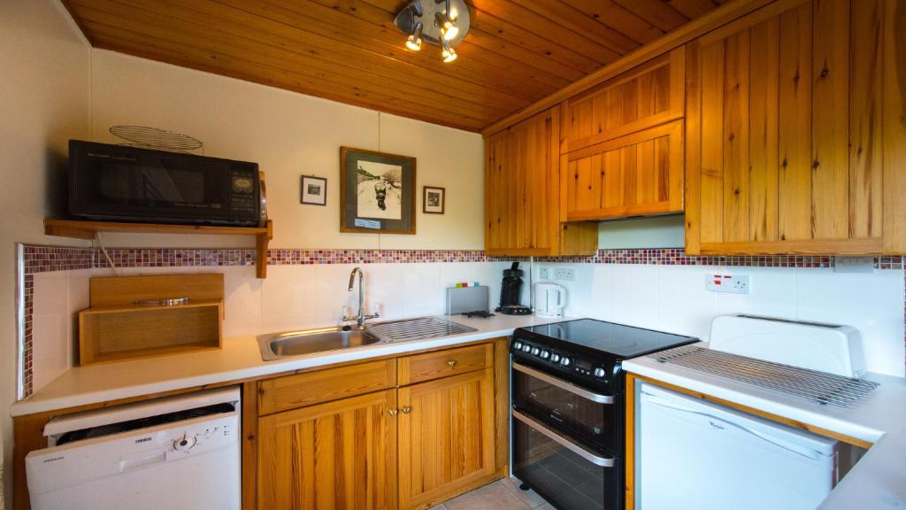 Kuchyň nebo kuchyňský kout v ubytování 2 bedroom lodge with stunning loch mountain views