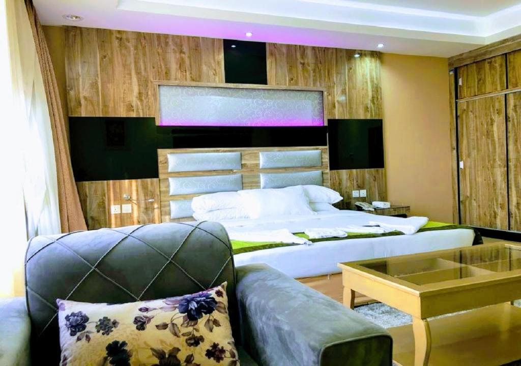 Postel nebo postele na pokoji v ubytování Al- Reef Hotel