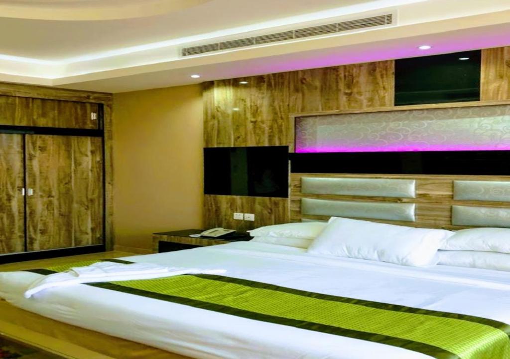 Postel nebo postele na pokoji v ubytování Al- Reef Hotel