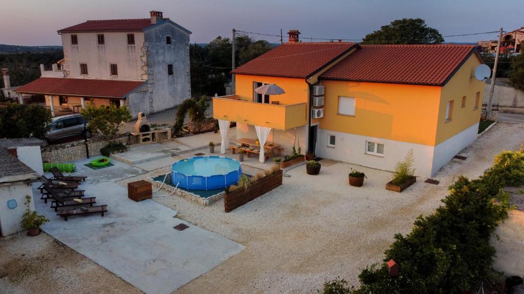 an aerial view of a house with a backyard at App Krase in Pula