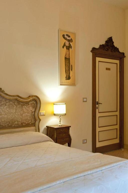 A bed or beds in a room at Dolce Rosa ♡ Centro Storico