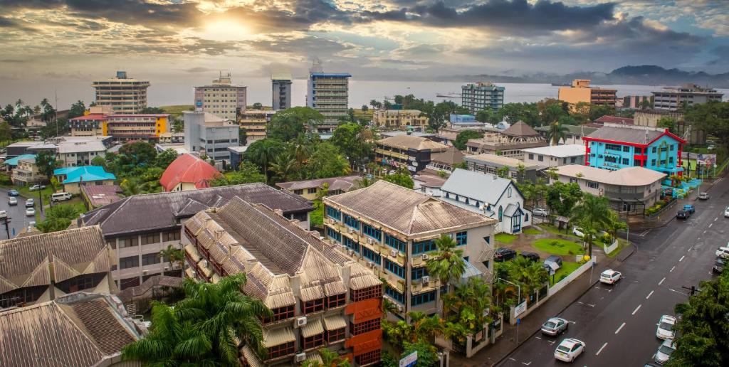 una vista aérea de una ciudad con edificios en Tanoa Plaza Hotel, en Suva