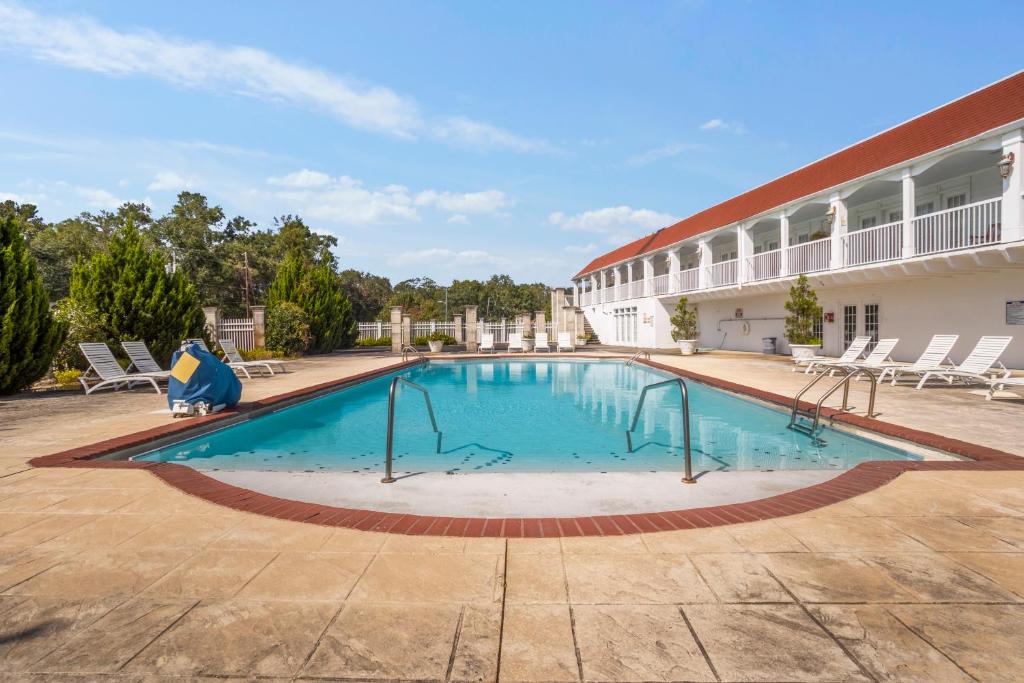 Gulf Hills Hotel & Retreat on the Water