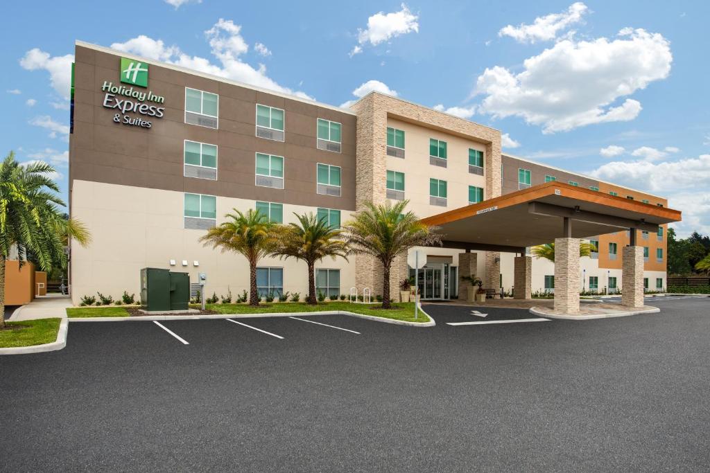 uma imagem de um hotel com estacionamento em Holiday Inn Express & Suites - Deland South, an IHG Hotel em DeLand
