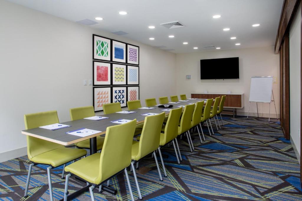 Holiday Inn Express & Suites - Deland South by IHG photo