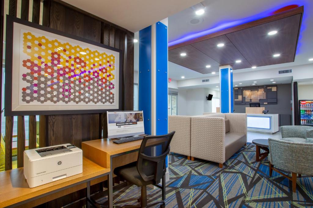 Holiday Inn Express & Suites - Deland South by IHG photo