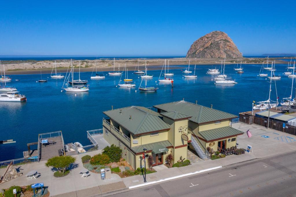 eine Luftansicht auf einen Yachthafen mit Booten im Wasser in der Unterkunft Estero Inn in Morro Bay