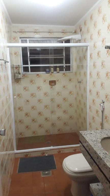  Lindo apartamento amplo e aconchegante acomoda ate 8 pessoas todo reformado situado na praia da Enseada umas das mais belas da cidade