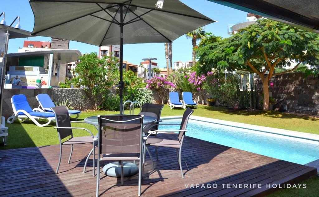 Bazén v ubytovaní Deluxe Villa with private pool El Duque by Vapagó Tenerife alebo v jeho blízkosti
