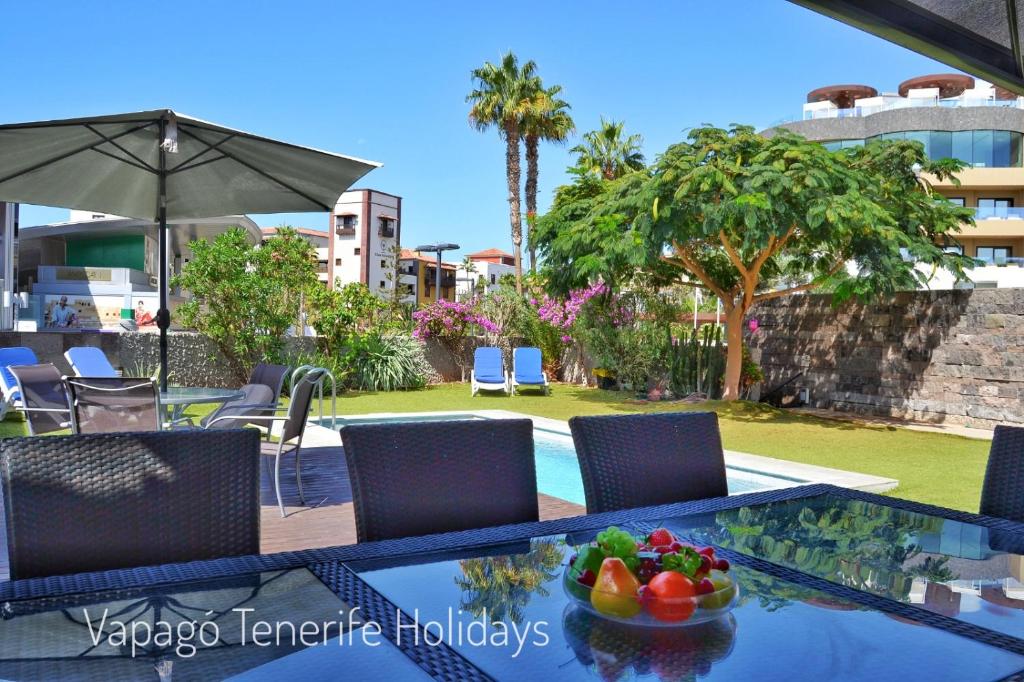 Bazén v ubytovaní Deluxe Villa with private pool El Duque by Vapagó Tenerife alebo v jeho blízkosti